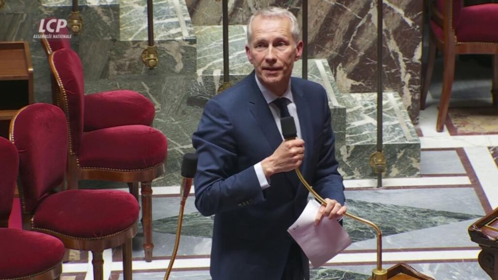 Screenshot du député Guillaume Garot à l'Assemblée nationale le 8 mai 25